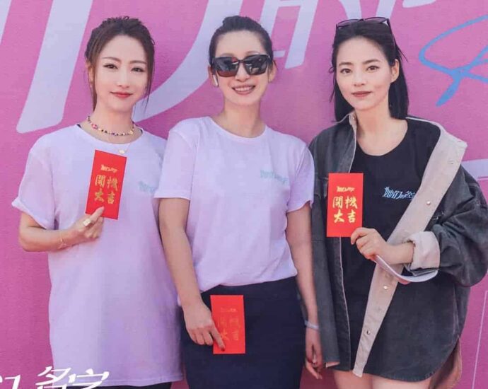 Drama Modern “Rising Lady” Yang Dibintangi Qin Hailu & Jin Shijia Telah Resmi Menggelar Upacara Syuting Drama yang berpusat pada wanita dengan judul “Rising Lady / 她们的名字” yang dibintangi Qin Hailu, Jin Shijia (penampilan khusus), Bai Bing, Wei Wei, Jeffrey Tung dan lainnya telah resmi menggelar upacara syuting. Tionghoa Org - Drama Modern “Rising Lady” Yang Dibintangi Qin Hailu & Jin Shijia Telah Resmi Menggelar Upacara Syuting - 1