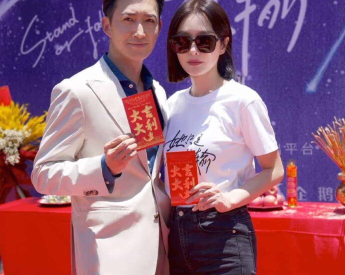 Drama Modern “Stand or Fall” Telah Adakan Upacara Syutingnya Drama romansa modern dengan judul “Stand or Fall / 她只是不想输” telah mengadakan upacara syutingnya dengan Qin Lan, Wang Yang, Zhang Meng, Liu Yun, Wei Qianxiang dan lainnya. Tionghoa Org -Drama Modern “Stand or Fall” Telah Adakan Upacara Syutingnya - 1