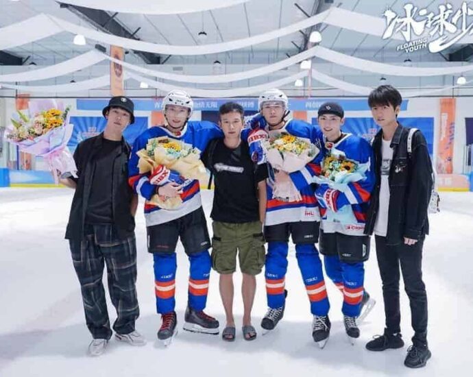 Drama Olahraga “Floating Youth” Yang Dibintangi Zhu Zhengting, Bai Shu & Xu Hao Telah Menyelesaikan Syuting Drama olahraga “Floating Youth / 冰球少年” yang dibintangi Zhu Zhengting, Bai Shu & Xu Hao telah resmi menyelesaikan syutingnya. Tionghoa Org - Drama Olahraga “Floating Youth” Yang Dibintangi Zhu Zhengting, Bai Shu & Xu Hao Telah Menyelesaikan Syuting - 4