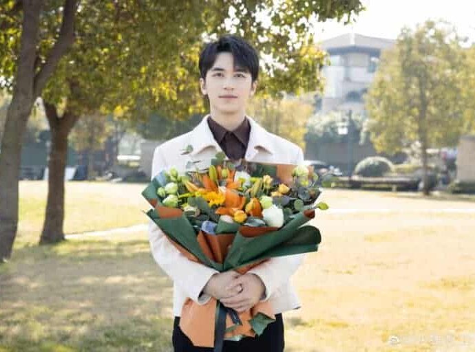 Drama Timmy Xu & Victoria Song, “Almost Lover” Telah Resmi Menyelesaikan Syutingnya Drama romansa modern “Almost Lover / 谁都知道我爱你” yang dibintangi Timmy Xu & Victoria Song telah resmi menyelesaikan syutingnya setelah 100 hari. Tionghoa Org -Drama Timmy Xu & Victoria Song, “Almost Lover” Telah Resmi Menyelesaikan Syutingnya - 1