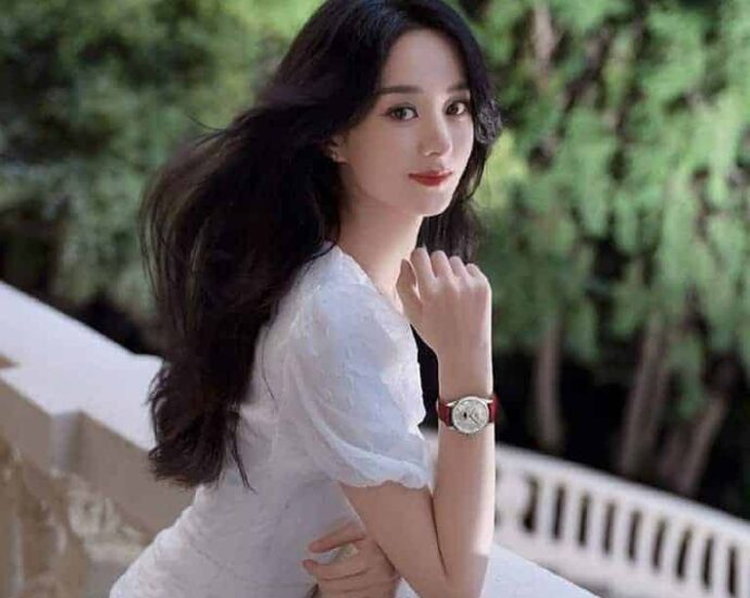 Drama “Wild Bloom” Atau “Savage Growth” Akan Dibintangi Oleh Zhao Liying Drama “Wild Bloom” atau “Savage Growth” dikabarkan akan dibintangi oleh Zhao Liying sebagai pemeran utama. Selain Zhao Liying, drama ini dikabarkan juga akan dibintangi oleh Ou Hao, Zhang Luyi, Sun Qian, Ke Lan, Zhang Tianyang & Hou Yong. Tionghoa Org - Drama “Wild Bloom” Atau “Savage Growth” Akan Dibintangi Oleh Zhao Liying - 1