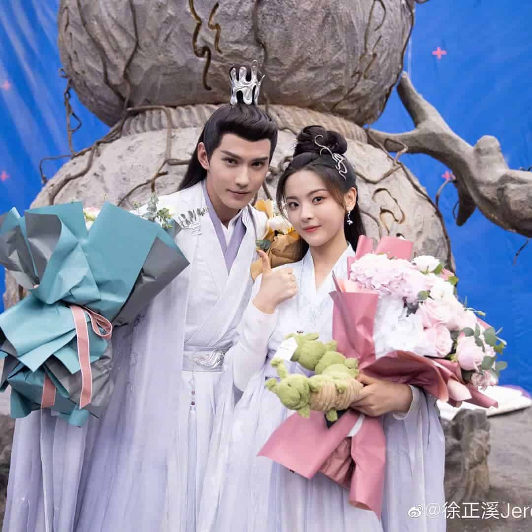 Drama Xianxia “Chong Zi” Yang Dibintangi Yang Chaoyue & Xu Zhengxi Telah Menyelesaikan Syuting Drama romansa xianxia “Chong Zi / 重紫” yang dibintangi Yang Chaoyue, Xu Zhengxi, Ma Wenyuan, Lin Siyi, Deng Wei, Zhang Keai, Li Daikun, Jia Ze, Wang Zhuocheng, Yang Xinying, Gao Han dan lainnya telah resmi menyelesaikan syuting drama mereka. Tionghoa Org - Drama Xianxia “Chong Zi” Yang Dibintangi Yang Chaoyue & Xu Zhengxi Telah Menyelesaikan Syuting - 1