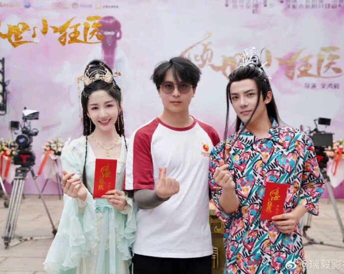 Drama “倾世小狂医 Qing Shi Xiao Kuang Yi” Telah Menggelar Upacara Syuting Di Hengdian Drama romansa sejarah “倾世小狂医 / Qing Shi Xiao Kuang Yi” resmi dibintangi oleh Wu Junyu, Chen Xinyu, Gan Wangxing, dan Wuri Lige, dengan Kang Xi sebagai bintang spesial, Li Jingze, Liang Yongni, Zhu Yiwei, Zheng Xuhang, Long Xinyue dan lainnya. Tionghoa Org - Drama “倾世小狂医 Qing Shi Xiao Kuang Yi” Telah Menggelar Upacara Syuting Di Hengdian - 1