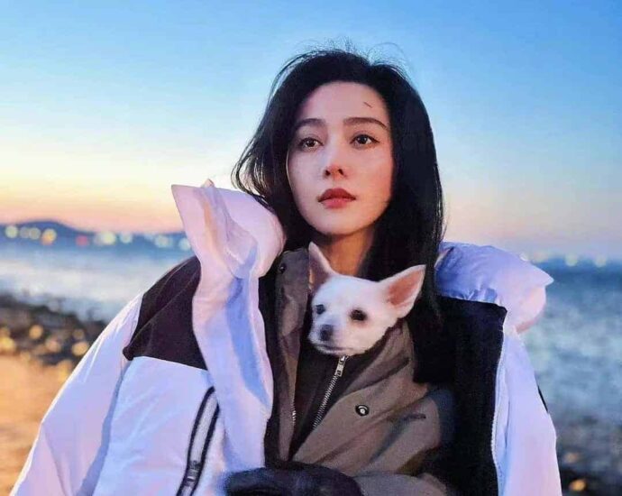 Fan Bingbing Telah Selesaikan Syuting di Drakor “Insider” Bagikan potret barunya di Weibo, Fan Bingbing dikabarkan telah menyelesaikan syuting untuk drama Korea “Insider”. Tionghoa Org - Fan Bingbing Dikabarkan Telah Selesaikan Syuting Untuk Penampilan Spesial di Drakor “Insider” - 1