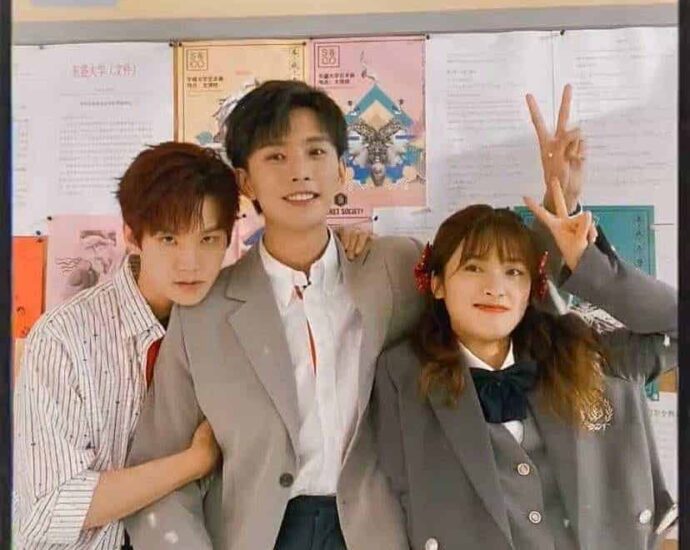 Ini Potret Shen Yue & Wang Jingxuan Untuk Drama “Comic Girl Romance” Proses syuting sudah selesai, beberapa potret dari para Shen Yue, Wang Jingxuan & Wu Yuheng untuk drama romansa sekolah “Comic Girl Romance / 月刊少女” terlihat. Tionghoa Org - Ini Potret Shen Yue & Wang Jingxuan Untuk Drama “Comic Girl Romance” - 2
