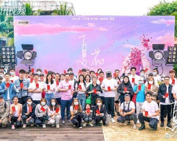 Jerry Yan & Xu Ruohan Terlihat Hadiri Upacara Syuting Drama “Xia Hua” Terpaut jarak usia 21 tahun, Jerry Yan & Xu Ruohan dipasangkan dalam drama romansa “Xia Hua / 夏花” yang mengadakan upacara syutingnya beberapa hari lalu. Tionghoa Org -Jerry Yan & Xu Ruohan Terlihat Hadiri Upacara Syuting Drama “Xia Hua” - 4