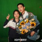 C-Drama "A Love Never Lost" - Li Xian & Chun Xia (Jessie Li) Judul: A Love Never Lost / 人生若如初见 / Ren sheng ru ruo chu jian Genre: Periode, drama Jumlah episode: 44 Jaringan asli: Beijing TV, Dragon TV, iQiyi Tayang: 2022 Sinopsis: Setelah pergantian Kerajaan Gengzi, tanah Tiongkok hancur, dan para pemuda yang bercita-cita tinggi bangkit untuk menyelamatkan negara mereka. Kotapraja pemuda yang mulia, partai revolusioner Yang Kaizhi, dan Beiyang Wuyouwei Li Renjun menjadi kelompok orang muda progresif pertama yang belajar di sekolah-sekolah perwira Jepang yang tidak ditugaskan. Berbagai paket pemikiran di Tokyo sangat mencolok. Mereka menempa kebenaran, mengejar cinta, dan berjuang untuk menghidupkan kembali Tiongkok. Setelah kembali ke negara itu, ambisi Liangxiang ragu-ragu untuk menjelajahi jalan negara kaya dan tentara yang kuat, tetapi sangat terperangkap dalam pusaran kekuasaan. Kekuatan bertarung Kay di Yanji membuat arogansi imperialisme Jepang kesal dan dipuji sebagai "pahlawan perbatasan". Dia mengalami transformasi hidup dan mati dalam gelombang revolusioner, dan akhirnya berkorban menuju puncak zaman. Partai Revolusioner, Konstitusionalis, dan Prajurit Utara terus-menerus bertarung. Selama Revolusi 1911, para pejuang revolusioner bertempur dalam pertempuran berdarah, menggulingkan tatanan lama yang berlangsung selama ribuan tahun. Terinspirasi oleh tren pemikiran baru, Qiu Hong, Yang Yifan dan yang lainnya mengakui satu-satunya jalan keluar bagi bangsa Tiongkok dalam suka dan duka dan terus berjalan di jalan revolusioner revitalisasi Tiongkok dan peremajaan bangsa. Cast: Li Xian as Liang Xiang / Yu Bugu Chun Xia (Jessie Li) as Qiu Hong Wei DaXun as Yang Kaizhi Zhou You as Li Renjun Zhu Ya Wen as Yu Tianbai Wu Yue Li Cheng Ru Jiang Han Bai Ke Qiao Zhen Yu Liu Min Tao Liu Yi Tie Wang Zhen as Duo Mei Song Ning Feng Zhou Zhi Ying Zi Liu Mei Han Huo Qing Kong Lian Shun Shi Shi Li Qiang Zhao Cheng Shun Jiang Meng Jie Production Credits: Sutradara: Wang Wei Penulis Skenario: Jiang Qi Tao, Zhang Yong, Hu Ya (胡亚) Perusahaan: iQiyi, Give Me Five Culture Tionghoa Org -Jing Boran & Tan Songyun Selesaikan Syuting Drama “Road Home 归路” - 1