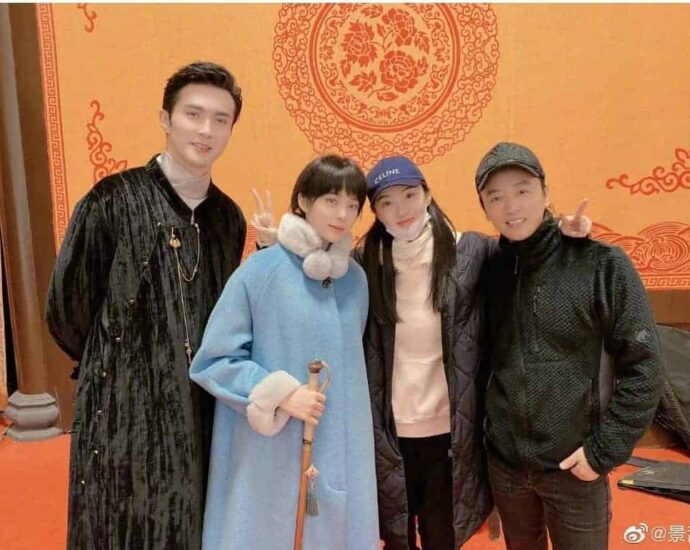 Tionghoa Org - Jing Tian Bagikan Potretnya Mengunjungi Sutradara “Rattan” di Lokasi Syuting Drama “The Shadow” - 1
