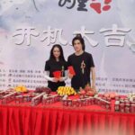 Kumpulan Poster Drama Kolosal Tiongkok Spesial Festival Perahu Naga Festival Perahu Naga merupakan salah satu dari festival penting dalam kebudayaan dan sejarah Tiongkok. Dalam bahasa Tionghoa, Festival Perahu Naga disebut sebagai Duanwu Jie (Hanzi: 端午节, Pinyin: Duānwǔ jié). Tionghoa Org - Li Bingxi dan He Zuoyan Terlihat Menghadiri Upacara Syuting Untuk Drama “Da Ju Wei Zhong” - 3