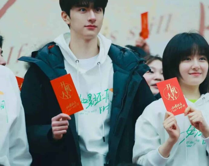 Lin Yi & Li Landi Hadiri Upacara Syuting Drama “If There Is Still Time Left” Resmi dibintangi Lin Yi & Li Landi, drama romansa modern “If There Is Still Time Left / 如果还有时间” telah menggelar upacara syutingnya beberapa hari lalu. Tionghoa Org - Lin Yi & Li Landi Hadiri Upacara Syuting Drama “If There Is Still Time Left” - 1