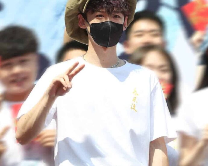 Potret Bai Jingting Saat Syuting Drama Barunya “Chang Feng Du 长风渡” Potret Bai Jingting saat syuting drama barunya “Chang Feng Du / 长风渡” yang dibintanginya bersama Song Yi. Tionghoa Org - Potret Bai Jingting Saat Syuting Drama Barunya “Chang Feng Du 长风渡” - 1