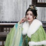 Huadian 花钿, Riasan Wajah Wanita Tiongkok Kuno Pola merah di dahi wanita yang sering kita lihat di film/drama historikal, Wuxia, maupun Xianxia, disebut "Huadian (Hanzi: 花钿 ; pinyin: huā diàn)". Huadian adalah aksesori khusus untuk riasan wanita pada Tiongkok kuno. Tionghoa Org -Potret Bai Lu Saat Syuting Drama Xianxia “Till The End Of The Moon” - 2