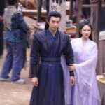 Pengenalan Karakter Drama “Your Sensibility My Destiny” – Wang Xingyue & Bu Guanji Sinopsis singkat: Tionghoa Org - Potret Chen Xingxu & Li Landi Saat Syuting Drama “Love When The Stars Fall” - 1