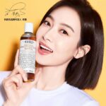 Biodata dan Profil Penyanyi Sun Yihang / 孙亦航 Huang Yu Hang, yang dikenal dengan nama panggung Sun Yi Hang, adalah seorang penyanyi, penari, dan aktor Tiongkok yang diwakili oleh Original Plan Entertainment. Ia lahir di Chongqing, Tiongkok. Karirnya dimulai setelah dia bergabung dengan Times Fengjun Entertainment pada tahun 2012. Dia adalah bagian dari keluarga TF dan anggota grup Tai Feng Si Zi (Typhoon Four) dan Tai Feng Shi Er Zi (Typhoon Twelve). Dia akhirnya meninggalkan perusahaan pada tahun 2017 dan bergabung dengan Original Plan Entertainment. Tionghoa Org - Potret Victoria Song Untuk Kiehl’s - 1
