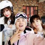 Lin Yi & Chen Yuqi Saling Upload Foto Untuk Karakter Mereka di Drama “Memory of Encaustic Tile” Lin Yi & Chen Yuqi saling menyapa dengan merilis potret masing-masing untuk karakter mereka di drama “Memory of Encaustic Tile / 昔有琉璃瓦” yang umumkan tayang perdana 26 Januari mendatang di Youku. Tionghoa Org - Potret Wang Yanlin Bersama Esther Yu & Lin Yi - 1
