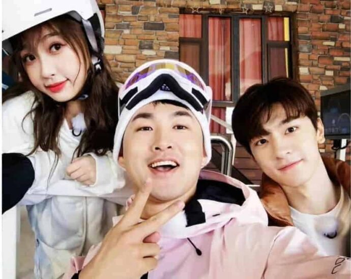 Potret Wang Yanlin Bersama Esther Yu & Lin Yi Syuting variety show bareng, Wan Yanlin bagikan potretnya bareng Lin Yi & Esther Yu dan juga anggota lainnya. Tionghoa Org - Potret Wang Yanlin Bersama Esther Yu & Lin Yi - 1