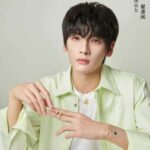 Potret Kong Xueer Bersama Pemeran Drama Tiongkok “Ming Mei Shan Qu” Kong Xueer bagikan potretnya bersama para pemeran drama “Ming Mei Shan Qu / 明媒善娶” yang dibintangi Ren Hao, Hu Dandan, Yu Ziyang, Wang Ziwei dan lainnya saat proses syuting drama mereka berakhir. Tionghoa Org - Potret Zhai Xiaowen Untuk Swarovski - 2