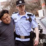"No Zuo No Die" Versi Film Dari Drama Kriminal "Crime Crackdown" Resmi Umumkan Pemerannya Film kriminal “No Zuo No Die / 扫黑风暴” resmi umumkan pemerannya yang dibintangi Xiao Yang dan Fan Chengcheng dengan merilis poster perdana. Tionghoa Org - Potret Zhang Ruoyun Dengan Baju Polisi Dalam Drama “Ordinary Greatness” - 4