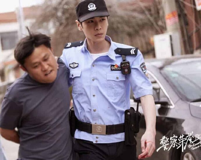 Potret Zhang Ruoyun Dengan Baju Polisi Dalam Drama “Ordinary Greatness” Potret Zhang Ruoyun dengan baju polisi dalam drama “Ordinary Greatness” yang dibintanginya bersama Bai Lu, Wang Jingchun, Ning Li, Xu Kaicheng dan lainnya. Drama ini tayang 28 Mei 2022 kemarin. Tionghoa Org - Potret Zhang Ruoyun Dengan Baju Polisi Dalam Drama “Ordinary Greatness” - 4