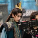 Huadian 花钿, Riasan Wajah Wanita Tiongkok Kuno Pola merah di dahi wanita yang sering kita lihat di film/drama historikal, Wuxia, maupun Xianxia, disebut "Huadian (Hanzi: 花钿 ; pinyin: huā diàn)". Huadian adalah aksesori khusus untuk riasan wanita pada Tiongkok kuno. Tionghoa Org - Ren Jialun & Dilraba Dilmurat Dalam Potret Dibalik Layar Drama Xianxia “The Blue Whisper” - 1