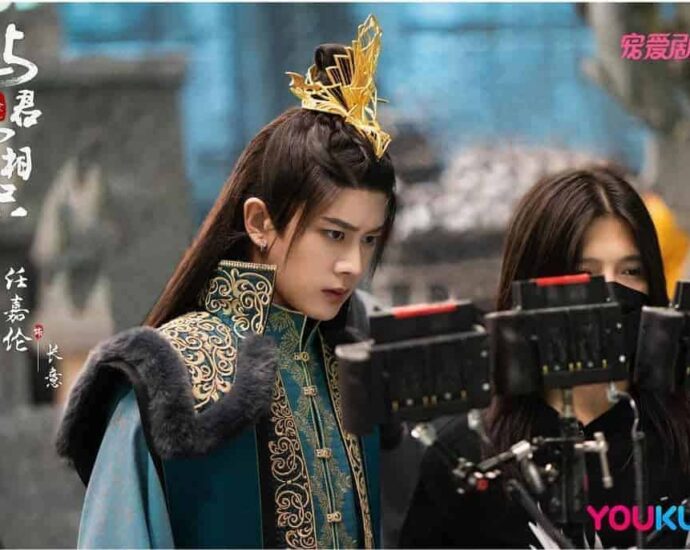 Ren Jialun & Dilraba Dilmurat Dalam Potret Dibalik Layar Drama Xianxia “The Blue Whisper” Drama romansa xianxia “The Blue Whisper / 与君初相识” yang dibintangi Ren Jialun, Dilraba Dilmurat, Xiao ShunYao, Hu Yixuan dan lainnya merilis potret dibalik layar. Tionghoa Org - Ren Jialun & Dilraba Dilmurat Dalam Potret Dibalik Layar Drama Xianxia “The Blue Whisper” - 1