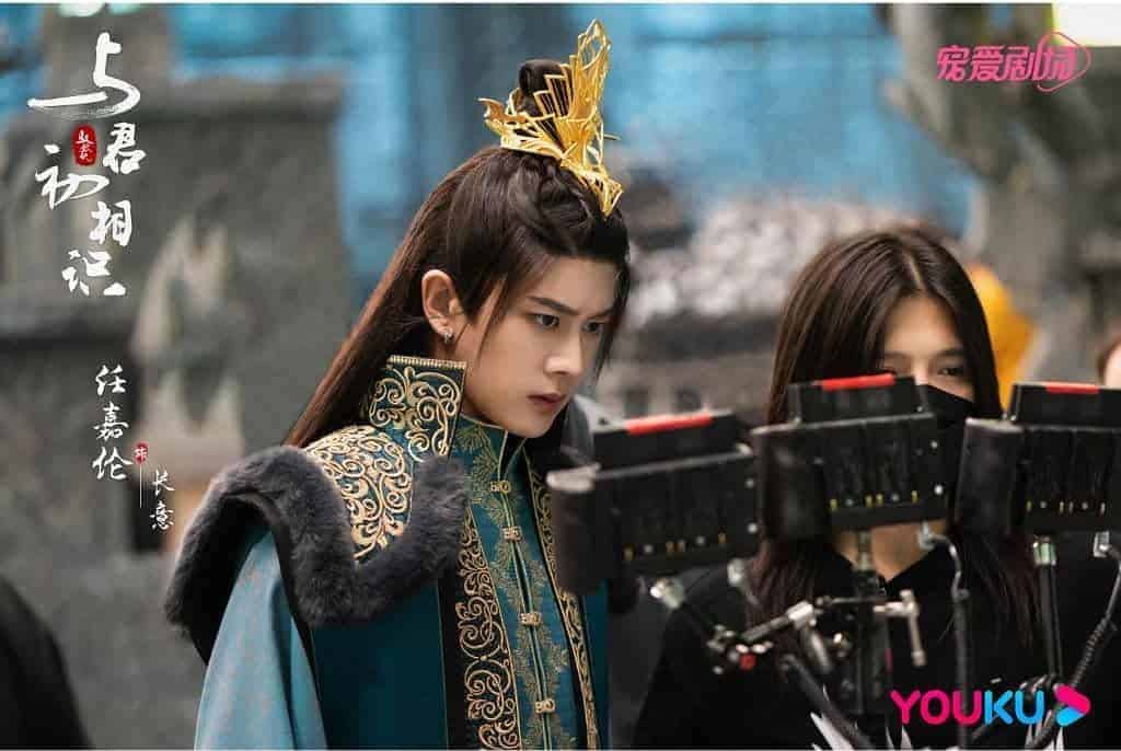 Ren Jialun & Dilraba Dilmurat Dalam Potret Dibalik Layar Drama Xianxia “The Blue Whisper” Drama romansa xianxia “The Blue Whisper / 与君初相识” yang dibintangi Ren Jialun, Dilraba Dilmurat, Xiao ShunYao, Hu Yixuan dan lainnya merilis potret dibalik layar. Tionghoa Org - Ren Jialun & Dilraba Dilmurat Dalam Potret Dibalik Layar Drama Xianxia “The Blue Whisper” - 1