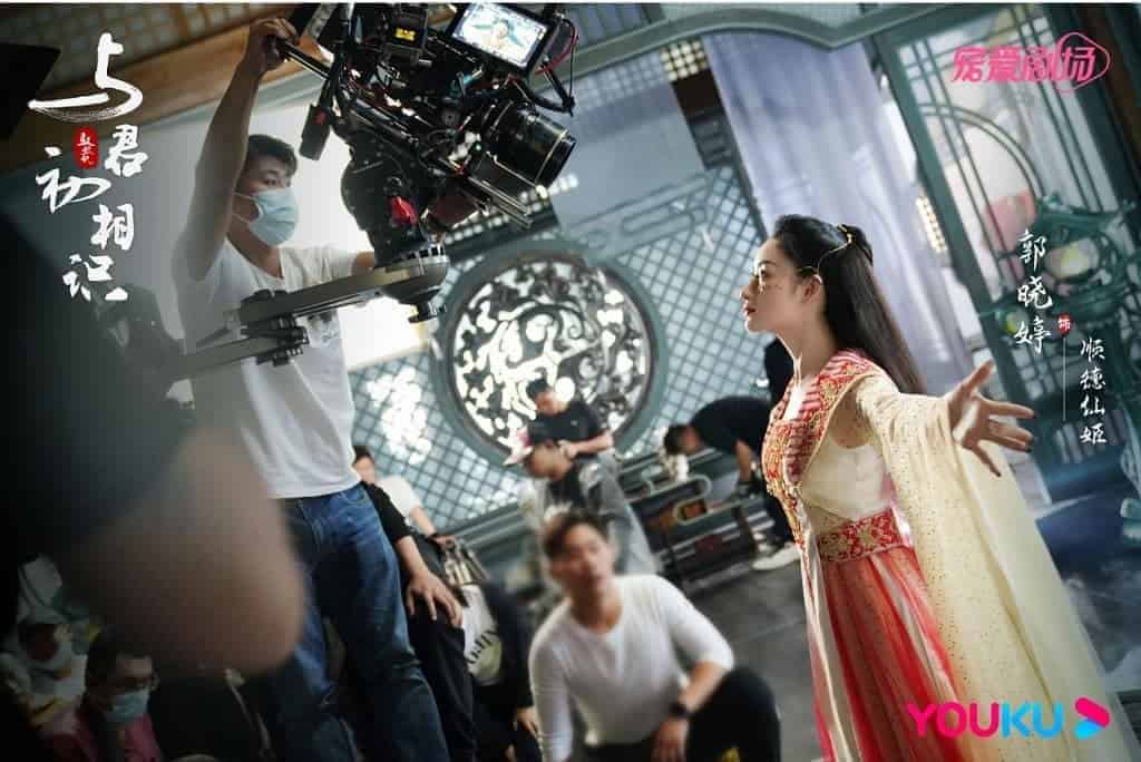 Ren Jialun & Dilraba Dilmurat Dalam Potret Dibalik Layar Drama Xianxia “The Blue Whisper” Drama romansa xianxia “The Blue Whisper / 与君初相识” yang dibintangi Ren Jialun, Dilraba Dilmurat, Xiao ShunYao, Hu Yixuan dan lainnya merilis potret dibalik layar. Tionghoa Org - Ren Jialun & Dilraba Dilmurat Dalam Potret Dibalik Layar Drama Xianxia “The Blue Whisper” - 4