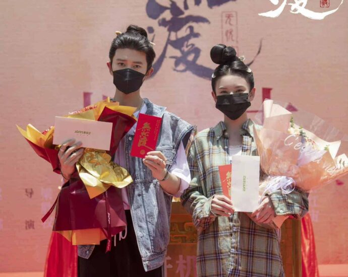Ren Jialun & Song Zu’er Resmi Dipasangkan Di Drama “The Demon Hunter’s Romance 无忧渡” Drama historikal romansa fantasi “The Demon Hunter’s Romance / 无忧渡” telah menggelegar upacara syutingnya bersama Ren Jialun, Song Zu’er, Xuan Yan, Liu Ruogu dan lainnya. Tionghoa Org -Ren Jialun & Song Zu’er Resmi Dipasangkan Di Drama “The Demon Hunter’s Romance 无忧渡” - 1