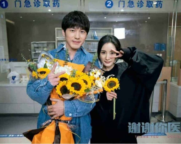 Sempat Terhenti, Kini Drama “Thank You Doctor” yang Dibintangi Yang Mi dan Bai Yu Resmi Menyelesaikan Proses Syuting Setelah sempat terhenti proses syutingnya karena pandemi, kini drama “Thank You Doctor / 谢谢你医生” mengumumkan telah menyelesaikan proses syutingnya. Tionghoa Org - Sempat Terhenti, Kini Drama “Thank You Doctor” yang Dibintangi Yang Mi dan Bai Yu Resmi Menyelesaikan Proses Syuting - 2