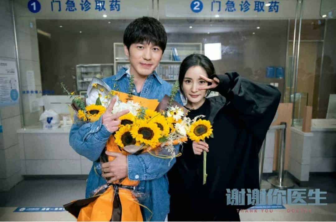 Sempat Terhenti, Kini Drama “Thank You Doctor” yang Dibintangi Yang Mi dan Bai Yu Resmi Menyelesaikan Proses Syuting Setelah sempat terhenti proses syutingnya karena pandemi, kini drama “Thank You Doctor / 谢谢你医生” mengumumkan telah menyelesaikan proses syutingnya. Tionghoa Org - Sempat Terhenti, Kini Drama “Thank You Doctor” yang Dibintangi Yang Mi dan Bai Yu Resmi Menyelesaikan Proses Syuting - 2