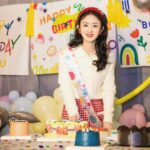 Lin Yi & Chen Yuqi Saling Upload Foto Untuk Karakter Mereka di Drama “Memory of Encaustic Tile” Lin Yi & Chen Yuqi saling menyapa dengan merilis potret masing-masing untuk karakter mereka di drama “Memory of Encaustic Tile / 昔有琉璃瓦” yang umumkan tayang perdana 26 Januari mendatang di Youku. Tionghoa Org - Studio Zhao Liying Membagikan Potret Baru Saat Merayakan Ulang Tahunnya Ke-34 Hari ini - 1