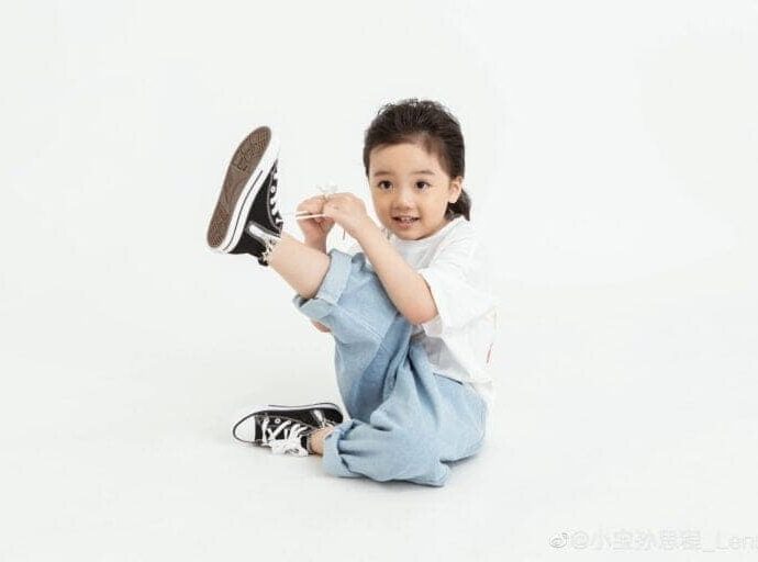 Sun Sicheng Semakin Menggemaskan Dalam Potret Barunya Lennon Sun Sicheng bagikan pemotretan barunya di akun Weibo. Tionghoa Org - Sun Sicheng Semakin Menggemaskan Dalam Potret Barunya - 2