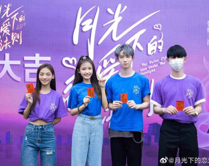 Syuting Drama Huang Xinchun & Lin Xiaozhai, “The Rules of Love Under The Moonlight” Telah Dimulai Drama fantasi romantis baru “The Rules of Love Under The Moonlight / 月光下的恋爱法则” telah mengadakan upacara syuting beberapa hari lalu dengan pemeran utama Huang Xinchun dan Lin Xiaozhai. Tionghoa Org -Syuting Drama Huang Xinchun & Lin Xiaozhai, “The Rules of Love Under The Moonlight” Telah Dimulai - 1