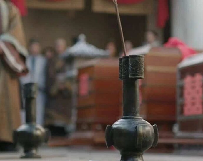 Touhu 投壶, Permainan Melempar Panah Tradisional Tiongkok Di serial TV hit "The Story of Minglan", ada permainan kecil yang populer di kalangan masyarakat saat itu, yang membangkitkan minat penonton. Permainan ini disebut Touhu. Tionghoa Org -Touhu 投壶, Permainan Melempar Panah Tradisional Tiongkok - 3