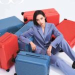 Zhao Lusi Rayakan Ulang Tahun Ke-2 Studionya Untuk merayakan ulang tahun kedua sejak studionya berdiri, Zhao Lusi membawa para staf ke Yunnan, Tiongkok untuk merayakannya. Tionghoa Org - Victoria Song Dalam Pemotretan Kolaborasi Majalah SoFigaro x Rimowa - 1