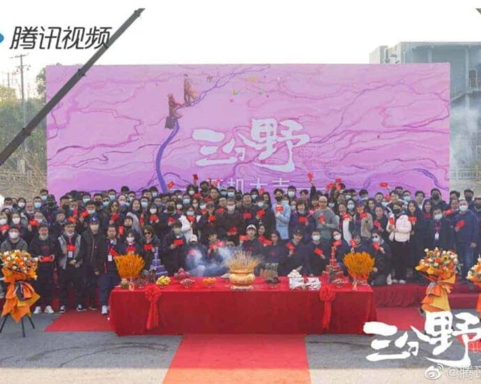 Vin Zhang & Janice Wu Terlihat Menghadiri Upacara Syuting Drama “三分野 / San Fen Ye” Baru-baru ini, Vin Zhang / Zhang Binbin dan Janice Wu / Wu Qian terlihat menghadiri upacara syuting untuk drama baru mereka yang berjudul “三分野 / San Fen Ye”. Tionghoa Org - Vin Zhang & Janice Wu Terlihat Menghadiri Upacara Syuting Drama “三分野 San Fen Ye” - 3