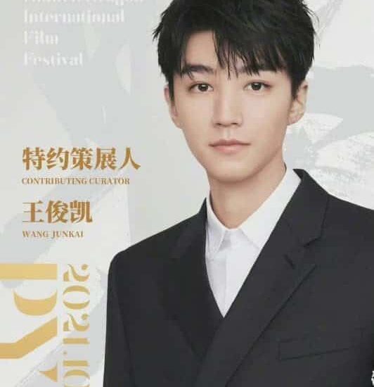 Wang Junkai Sebagai Kurator Kontributor Untuk Festival Film Internasional Pingyao Ke-5 Wang Junkai sebagai Kurator Kontributor untuk Festival Film Internasional Pingyao Ke-5 yang akan diselenggarakan pada tanggal 12 – 19 Oktober 2021. Tionghoa Org - Wang Junkai Sebagai Kurator Kontributor Untuk Festival Film Internasional Pingyao Ke-5 - 1