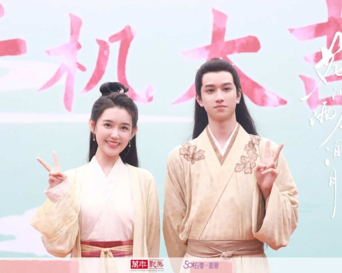 Ao Ziyi & Jiang Yiyi Resmi Bintangi Drama “Hua Jian Jiu Ren Jian Yue 花间酒人间月” Drama romansa sejarah “花间酒人间月 / Hua Jian Jiu Ren Jian Yue” yang dibintangi Ao Ziyi, Jiang Yiyi, Ci Sha, Zhang Muxi dan lainnya telah resmi menggelar upacara syutingnya beberapa hari lalu. Tionghoa org -Ao Ziyi & Jiang Yiyi Resmi Bintangi Drama “Hua Jian Jiu Ren Jian Yue 花间酒人间月” - 1