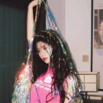 Siap Main Tebak Tebakan, Siluet Calon Dewi Elang Emas 2022 Telah di Rilis Sedang trending di Weibo Penghargaan Golden Eagle Goddess (Dewi Elang Emas) 2022 siap diselenggarakan. Pada hari ini 2 kandidat terpilih telah dirilis dengan gambar siluet. Tionghoa org - Potret Ju Jingyi Untuk Single Barunya - 3