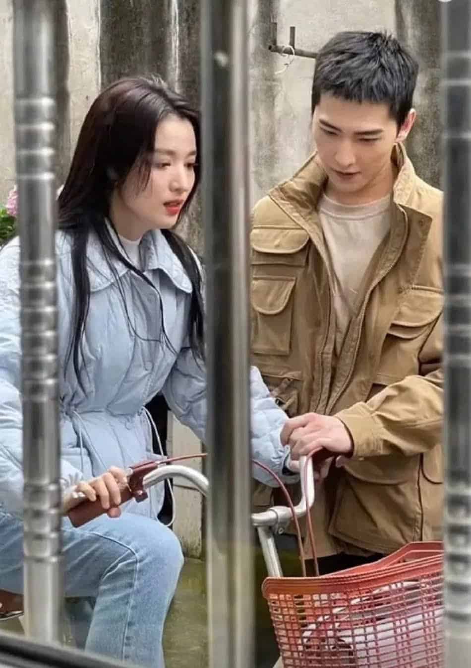 Yang Yang & Wang Churan Dalam Syuting Drama “My Fireworks On Earth” Potret Yang Yang dan Wang Churan dalam syuting drama “My Fireworks On Earth / 我的人间烟火”. Tionghoa org - Yang Yang & Wang Churan Dalam Syuting Drama “My Fireworks On Earth” - 1