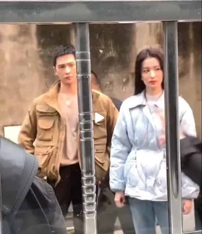 Yang Yang & Wang Churan Dalam Syuting Drama “My Fireworks On Earth” Potret Yang Yang dan Wang Churan dalam syuting drama “My Fireworks On Earth / 我的人间烟火”. Tionghoa org - Yang Yang & Wang Churan Dalam Syuting Drama “My Fireworks On Earth” - 2