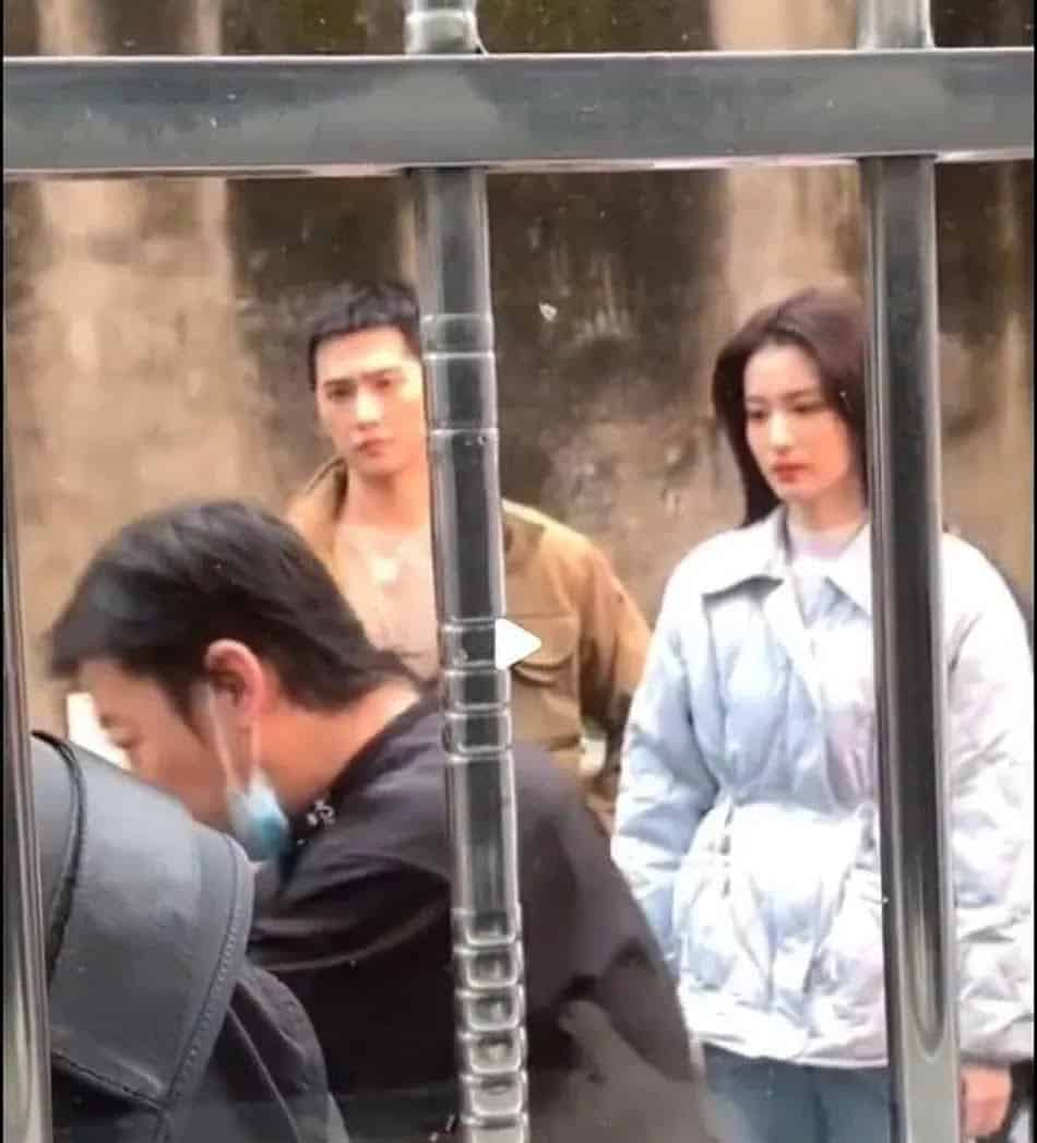 Yang Yang & Wang Churan Dalam Syuting Drama “My Fireworks On Earth” Potret Yang Yang dan Wang Churan dalam syuting drama “My Fireworks On Earth / 我的人间烟火”. Tionghoa org - Yang Yang & Wang Churan Dalam Syuting Drama “My Fireworks On Earth” - 3