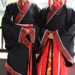 Kong Dan (孔丹) : Penemu Kertas Xuan (宣纸) Pembuatan kertas adalah salah satu penemuan besar dalam peradaban Tiongkok Kuno. Di antara berbagai jenis kertas, Kertas Xuan, juga dikenal sebagai Kertas Beras, memegang tempat penting karena dokumen dan karya seni kuno yang besar mungkin tidak akan bertahan sampai hari ini jika bukan karena kertas ini. Tionghoa Org - Pakaian Pernikahan Dinasti Zhou Warna Hitam - 3