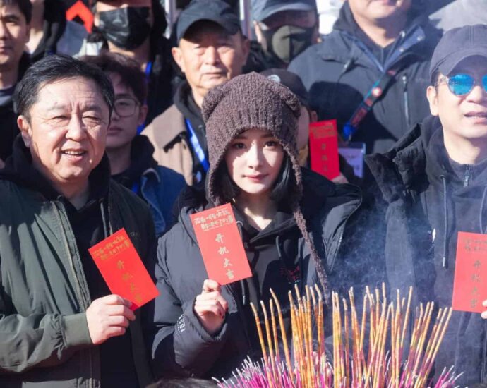 Yang Mi Bintangi Film Komedi "Nothing Can't Be Undone By A Hotpot” Yang Telah Gelar Upacara Syuting Film komedi menengangkan "Nothing Can't Be Undone By A Hotpot / 没有一顿火锅解决不了的事" resmi dibintangi oleh Yang Mi, Yu Qian, Tian Yu, Yu Ailei, dan Li Jiuxiao. Tionghoa Org - Yang Mi Bintangi Film Komedi Nothing Can't Be Undone By A Hotpot” Yang Telah Gelar Upacara Syuting - 1