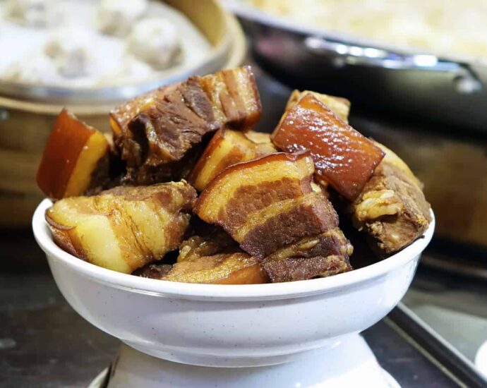 Resep Babi Kecap Bumbu Lima Rempah Babi kecap bumbu lima rempah (Hanzi: 五香猪肉酱油, Pinyin: Wǔxiāng zhūròu jiàngyóu) adalah daging babi yang dimasak dengan cara direbus dalam waktu lama hingga berwarna gelap dan mengkilap. Resep Babi Kecap Bumbu Lima Rempah