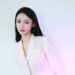 Dilireba & Jin Shijia Resmi Bintangi Drama Polisi "利剑玫瑰 (Sword Rose)" Drama ketegangan polisi "利剑玫瑰 (lit. Sword Rose)" resmi dibintangi oleh Dilraba Dilmurat (Dilireba) dan Jin Shijia bersama You Yong, Li Zhi, Wang Yizhe, Feng Guoqiang dan lainnya. Tionghoa Org - Biodata dan Profil Aktris Tiongkok, He Xuanlin 何宣林 - 1