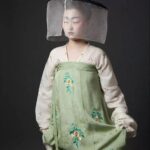 Pakaian Tradisional Tiongkok Dengan Kerah Bulat, Yuanlingpao 圆领袍 Yuanlingpao (Hanzi: 圆领袍 ; pinyin: yuán lǐng páo), sering juga disebut sebagai yuanlingshan (Hanzi: 圆领衫 ; pinyin: yuán lǐng shān) atau panlingpao (Hanzi: 盘领袍 ; pinyin: pán lǐng páo) adalah bentuk pakaian hanfu dengan kerah bundar. Tionghoa Org - Mili 羃䍦 & Weimao 帷帽, Kerudung Wajah Pakaian Hanfu - 3