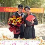Bai Yu Sebagai Juru Bicara Merek Untuk Crocs di Wilayah Tiongkok Crocs resmi umumkan Bai Yu sebagai juru bicara merek. Sebelumnya ia adalah brand ambassador di wilayah Tiongkok. Tionghoa Org - Drama Ren Jialun & Xing Fei, Wu Geng Ji Telah Selesaikan Proses Syuting - 1