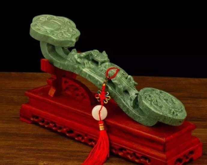 Tongkat Giok Ruyi - 如意 Ruyi (Hanzi: 如意, Pinyin: Rúyì) adalah harta karun kerajinan tradisional Tiongkok. Tongkat Giok Ruyi - 如意