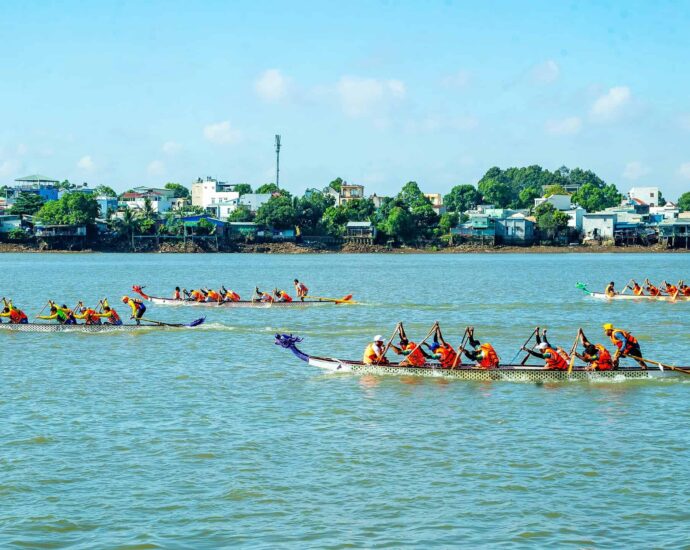 Perayaan Perahu Naga Perayaan perahu naga selalu menjadi simbol dalam semangat dan kebudayaan bangsa Tionghoa. Merupakan salah satu dari perayaan besar bangsa Tionghoa yang diadakan setiap tahun, dan saat ini bisa disaksikan dari seluruh penjuru dunia. Berpartisipasi dalam perayaan perahu naga, baik sebagai peserta ataupun penonton, merupakan sesuatu yang menyenangkan dan dapat dinikmati oleh setiap orang. Perayaan Perahu Naga